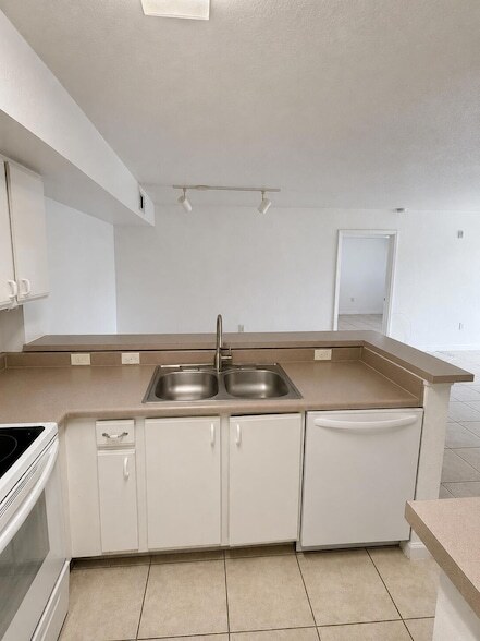 Building Photo - 121 SW Palm Dr