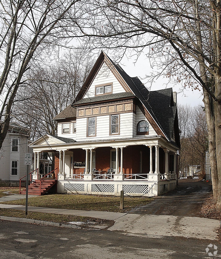 Primary Photo - 31 Watkins Ave