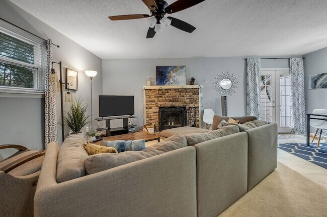 Foto del edificio - 2815 Misty Garden Cir