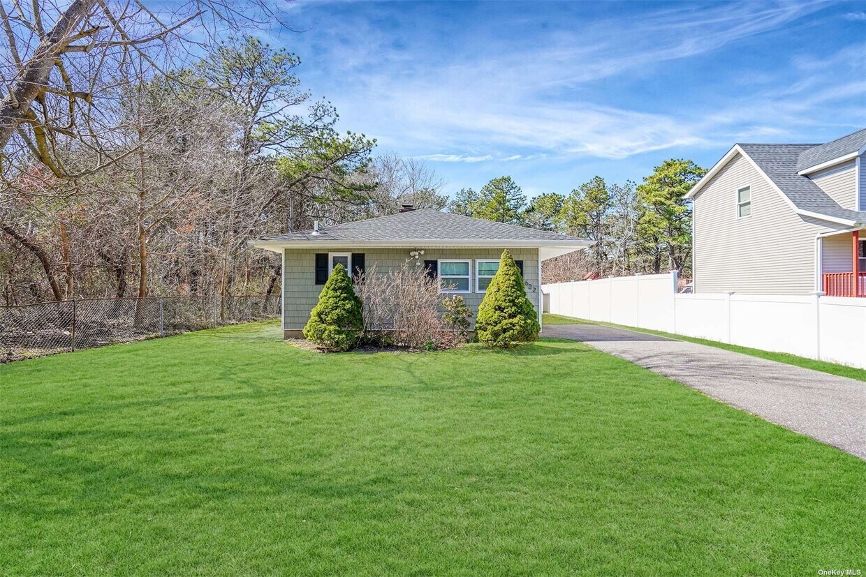 Primary Photo - 622 Bellport Ave