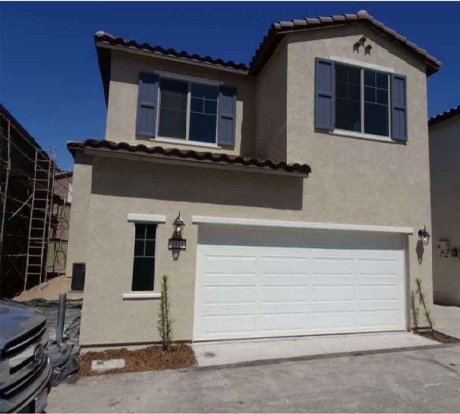 Great location in Colton! Newer built, do... - Great location in Colton!  Newer built, do...