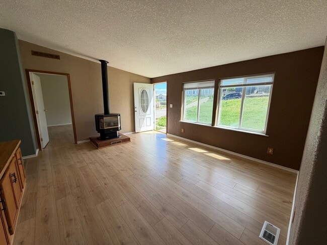 Building Photo - Three Bedroom with Gorgeous Views!