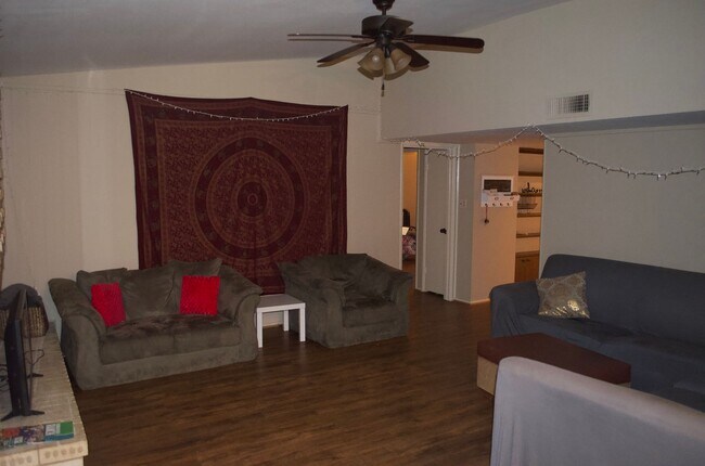 Foto del edificio - AUGUST PRE-LEASE!  Spacious 4 Bedroom 2 Bathroom Home CLOSE TO CAMPUS