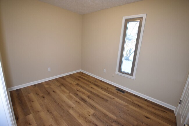 Building Photo - 3 Bedroom, 2 Full Bath Home with Large Det...