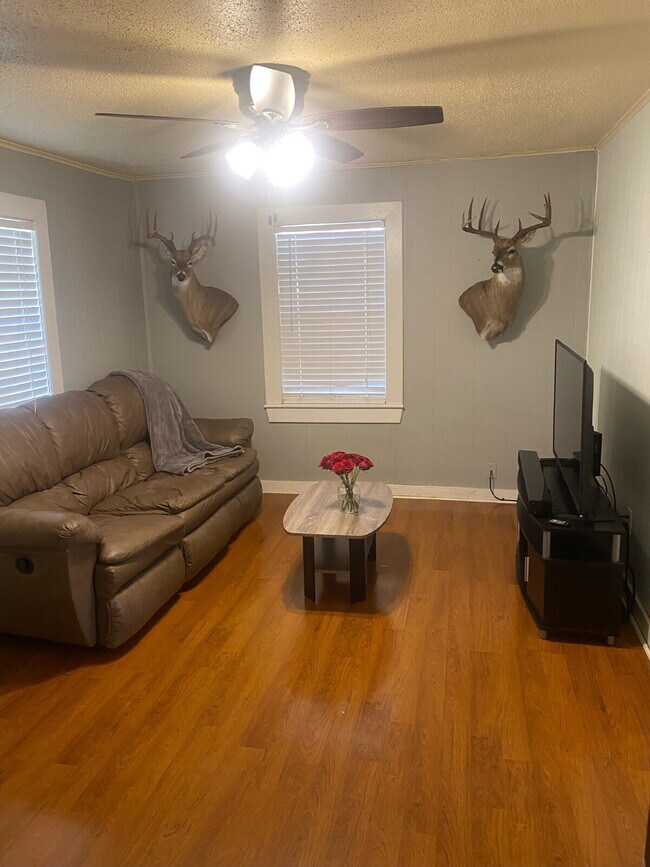 Foto del edificio - One bedroom home with great backyard!