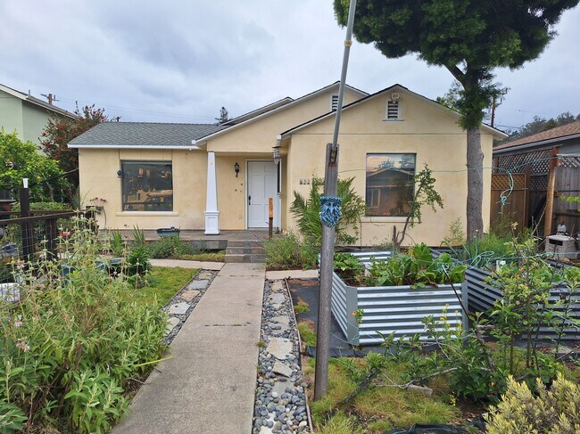 Foto del edificio - 633 Trevethan Ave