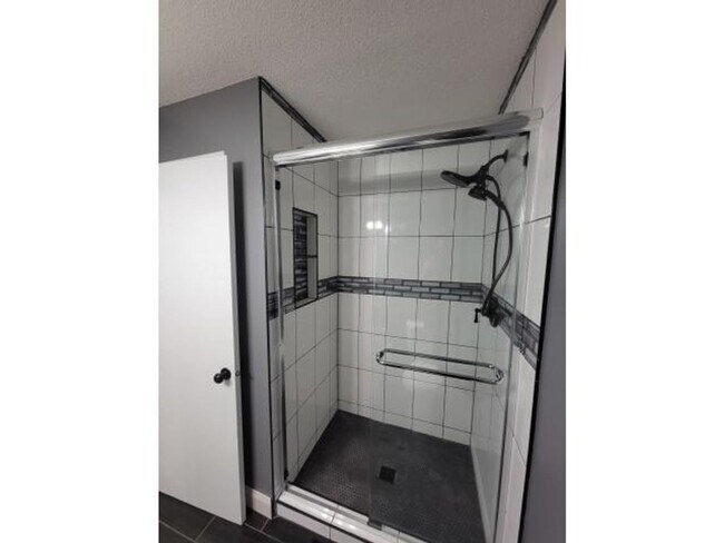 Foto del edificio - Newer Town Home *3Bed*2.5 Baths plus walk ...