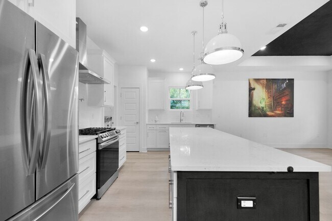Foto del edificio - Large Dogs and Roommates Welcome!