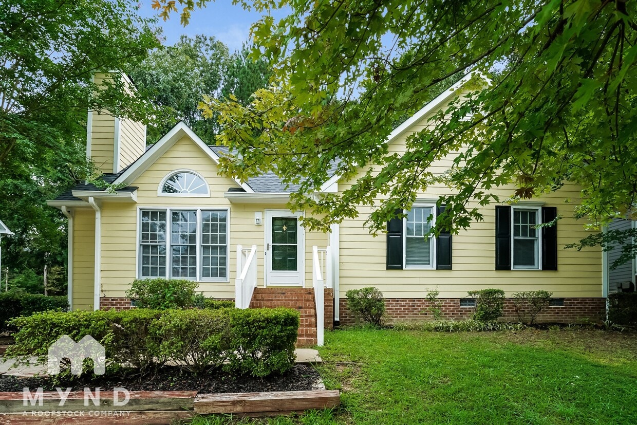 Primary Photo - 821 Penncross Dr