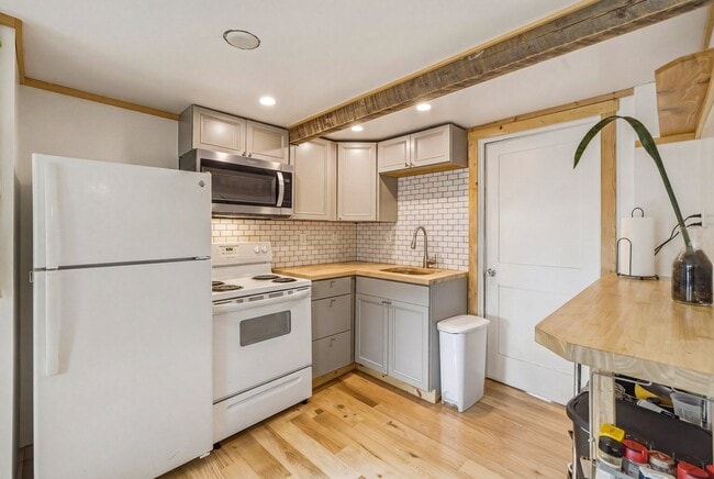 Building Photo - 407 S 10th Ave