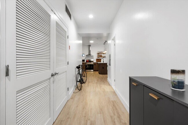 Foto del edificio - 7008 Madison St