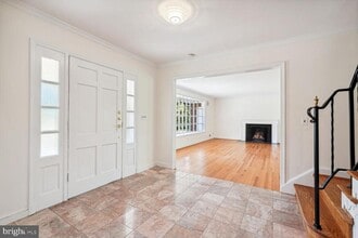 Building Photo - 7001 Longwood Dr
