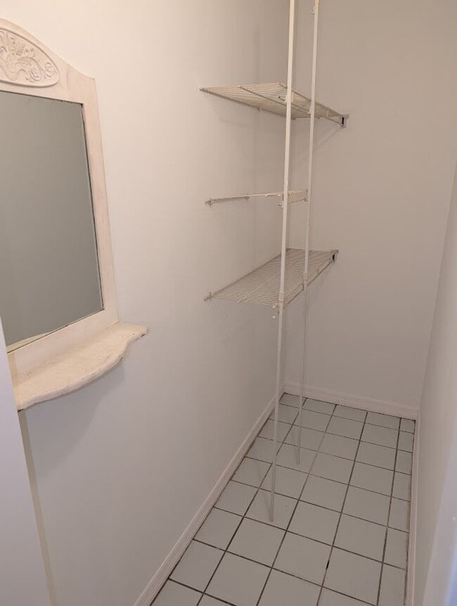 Building Photo - 1818 Rhoades Terrace