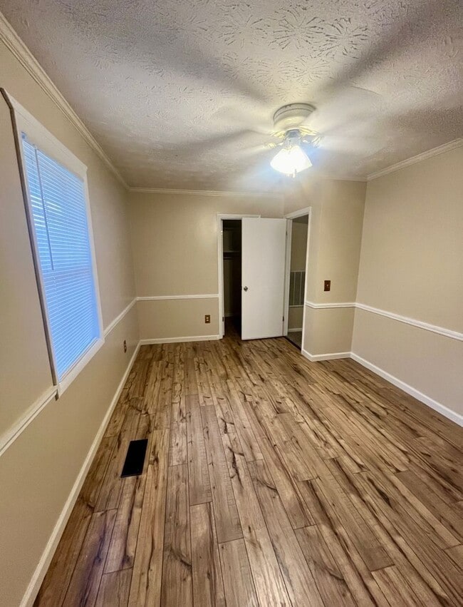 Building Photo - 3 Bed 1.5 Bath House