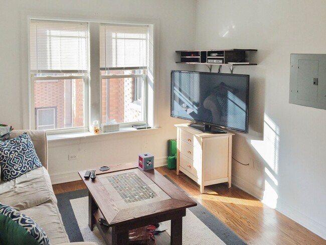 Foto del edificio - 3810 N Sheffield Ave