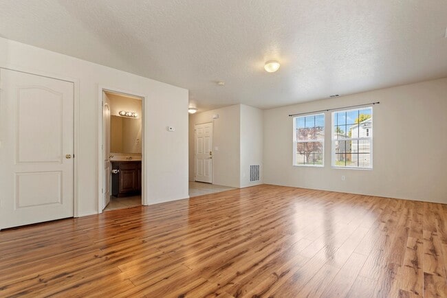 Building Photo - Very Clean 3 Bedroom Home with Community Pool _ Pet Friendly!