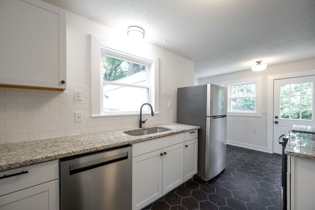 Building Photo - Limited Time Offer: Free Month Rent for th...