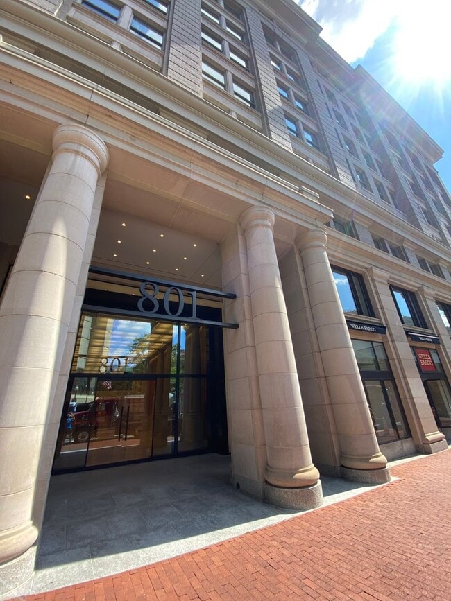 Building Photo - Charming 1 BR/1 BA Condo in Penn Quarter!