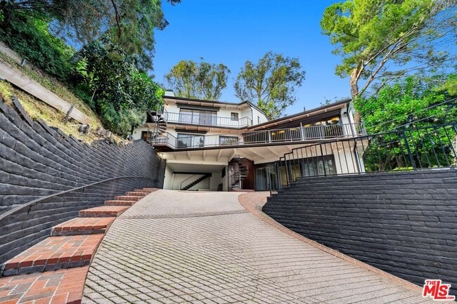 Foto del edificio - 9305 Beverlycrest Dr