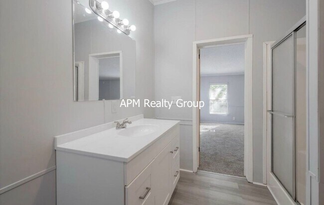 Building Photo - Spacious 4 Bedroom