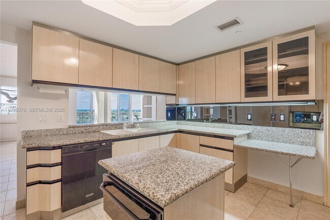 Foto del edificio - 445 Grand Bay Dr