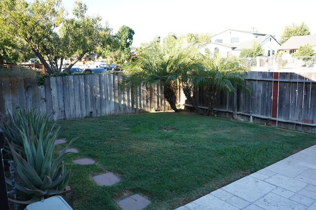 PATIO DELANTERO CERRADO - 7857 Louise Ave