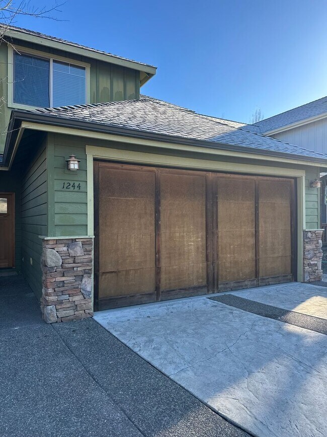 Foto del edificio - Live the Old Mill Lifestyle– Updated 3 Bedroom Home in Bend