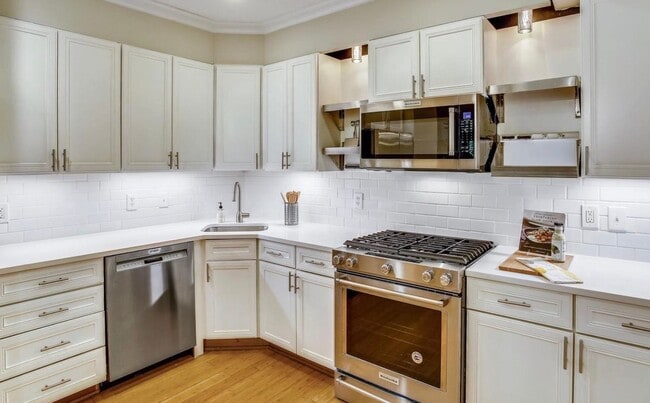 Building Photo - Beautiful 3 bed & Den + 3 Full Baths - Gorgeous upper level unit