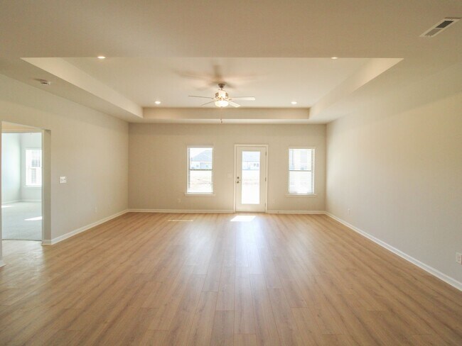 Building Photo - Lovely townhome between Athens and Madison!
