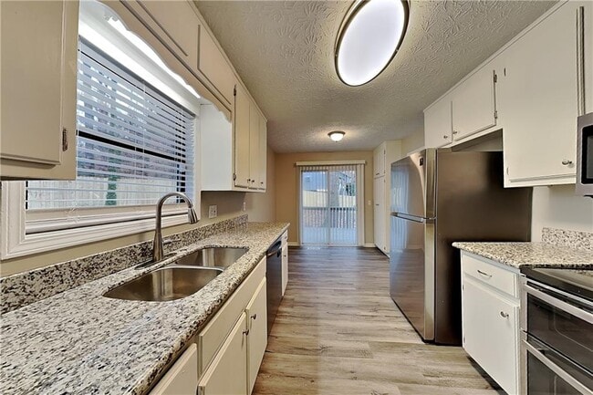 Building Photo - 647 Sunshine Trce NW