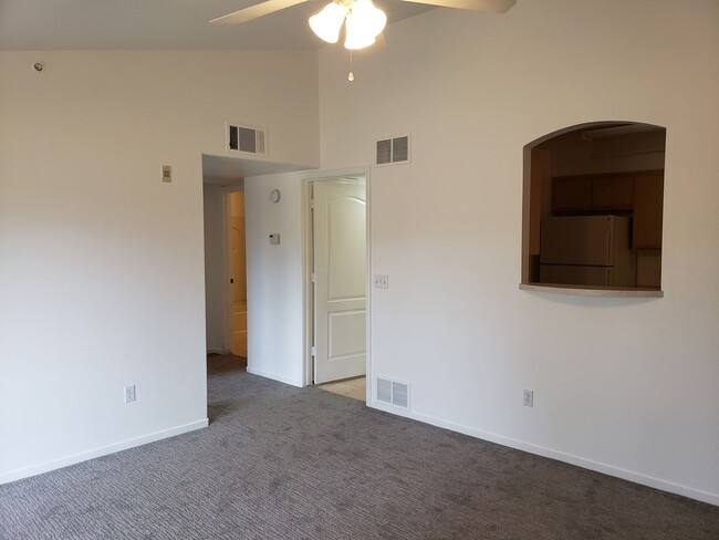 Building Photo - Silver Creek Condo- 2 Bedroom 2 Bath