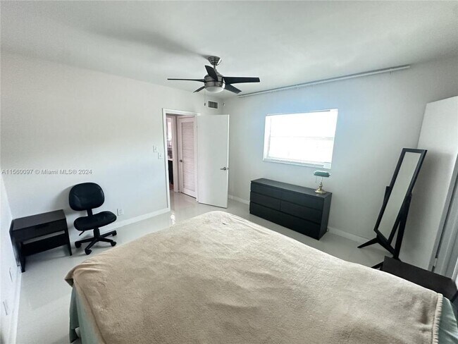 Building Photo - 1 bedroom in Hollywood FL 33020