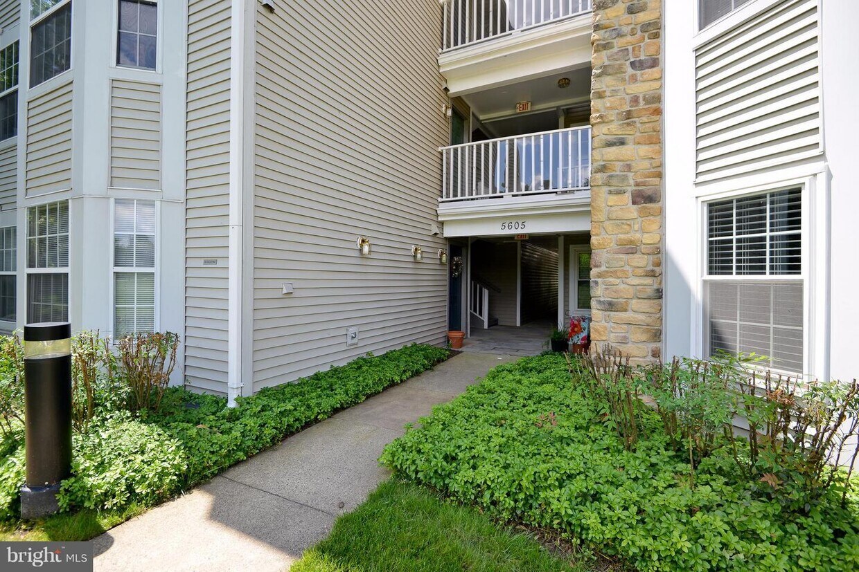 5605 Willoughby Newton Dr Unit 24, Centreville, VA 20120 Apartment