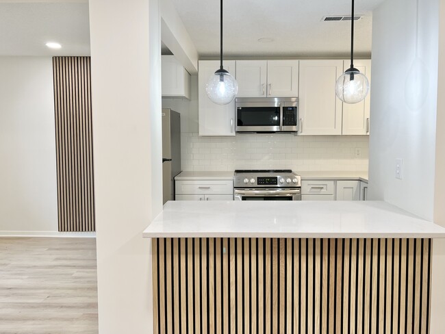 Building Photo - 807 W 40th St