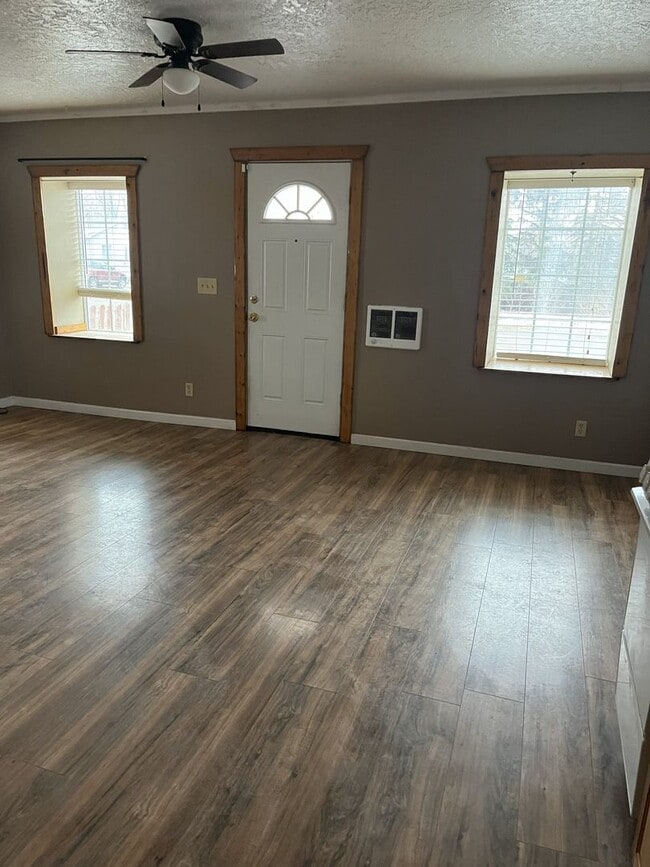 Building Photo - Cute 1 Bed 1 Bath Home with Attached Garage