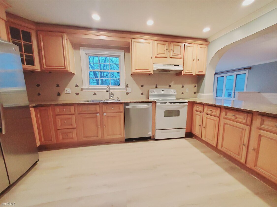 Primary Photo - 5 br, 4 bath House - 63 West Ave