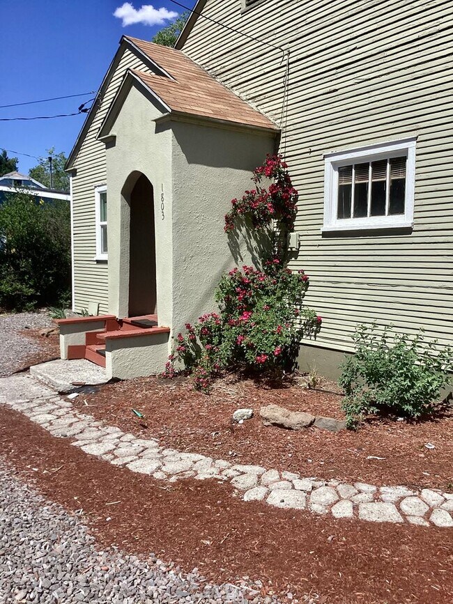 Foto del edificio - 2 bed 1 bath equipped with AC and large fenced yard
