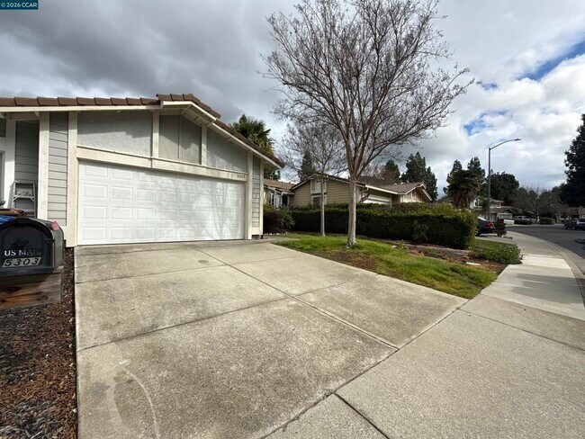 Foto del edificio - 5303 Grasswood Cir