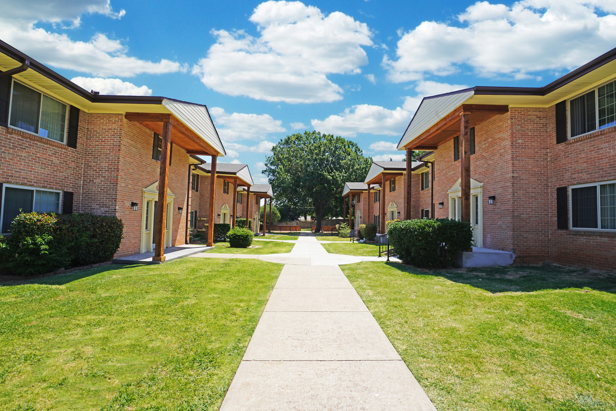 Primary Photo - Villa Gardens Apartments