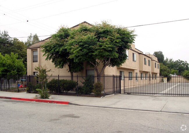 Building Photo - 9256 Wakefield Ave