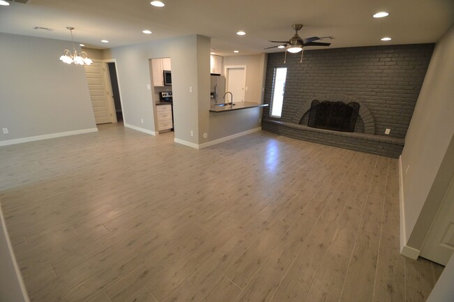 Building Photo - 1600 E Bell de Mar Dr
