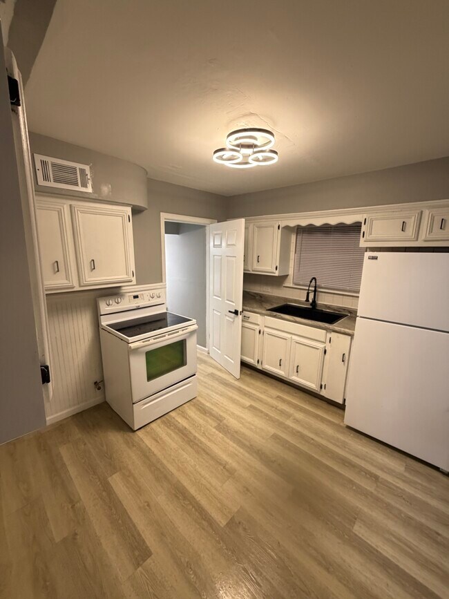 Foto del edificio - 7805 Central Ave