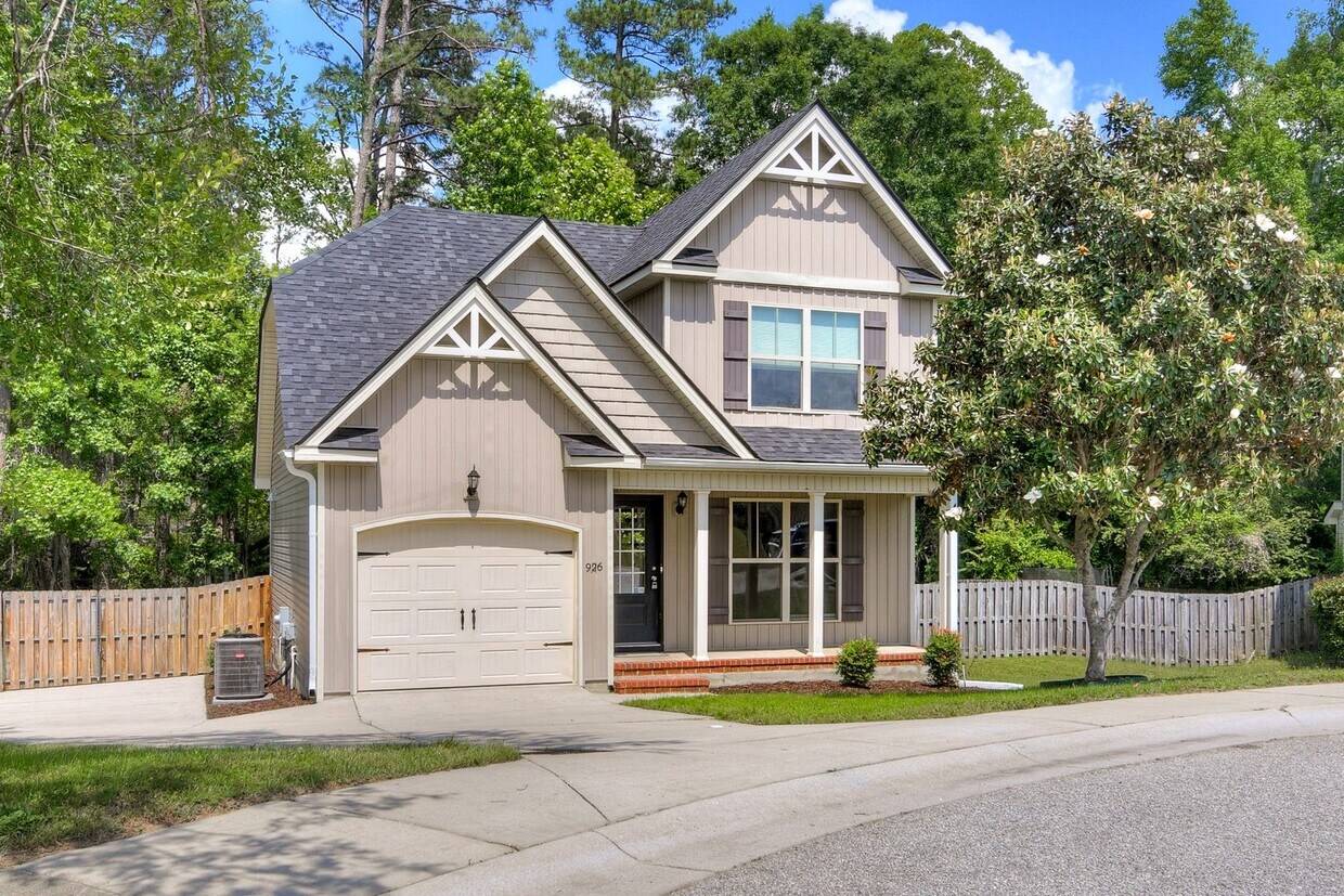 Foto principal - 3 Bedroom 2.5 Bath - Over Half Acre Lot!