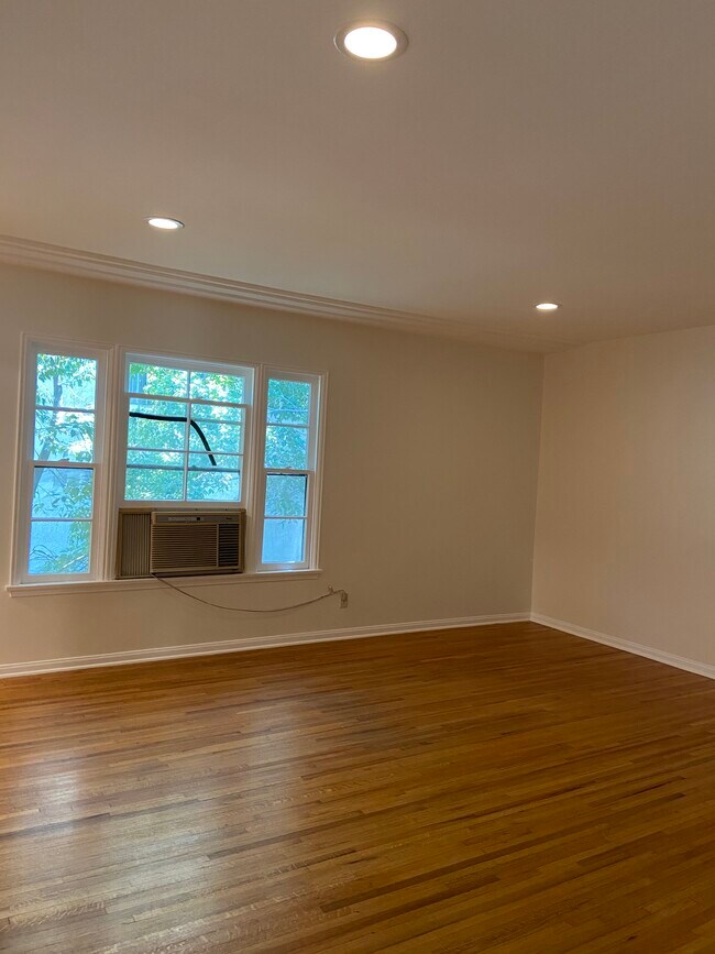 Building Photo - 408 N Maple Dr