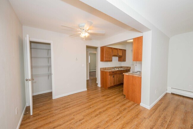 Building Photo - 1190 Far Hills Dr