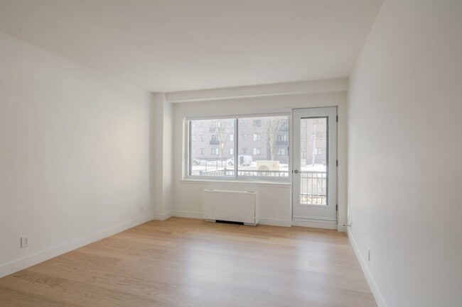 Building Photo - 4555 Av. Bonavista
