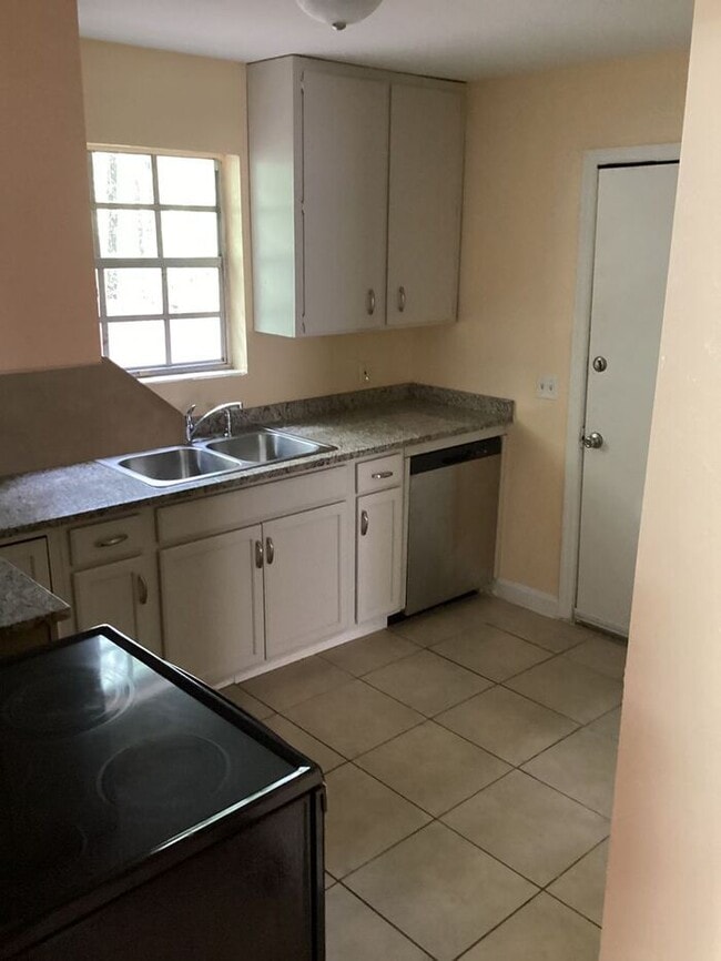 Building Photo - 3bedrooms Single Family House Availabe Now...
