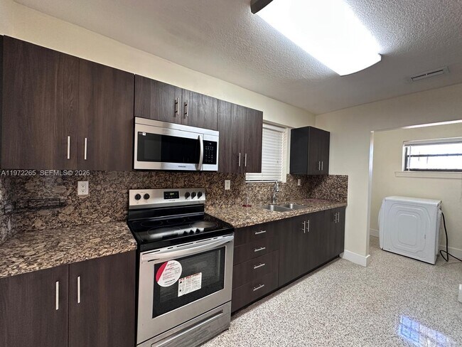 Foto del edificio - 1631 NW 175th St