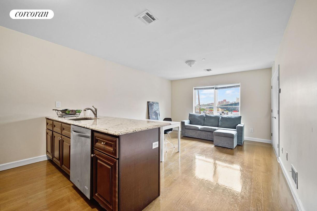 Foto principal - 39-30 62nd St