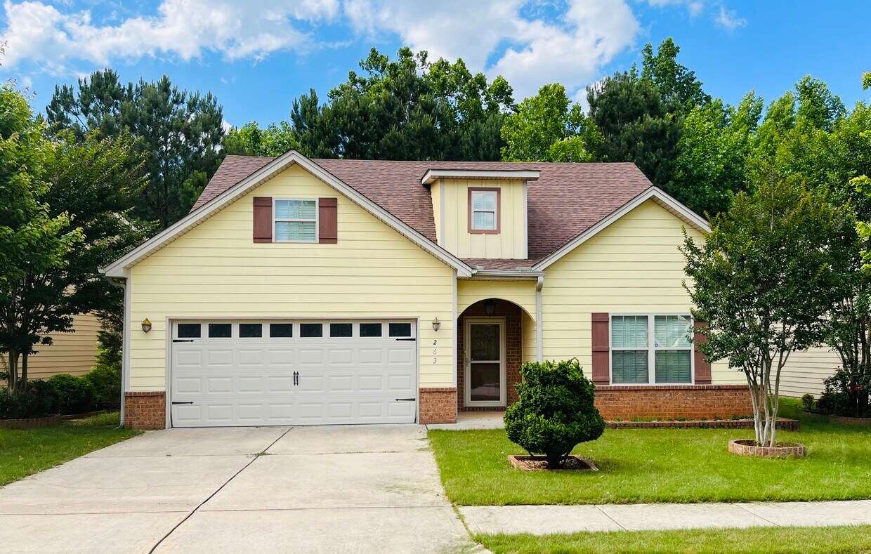 Upscale house in Newnan GA - 263 Village Park Dr